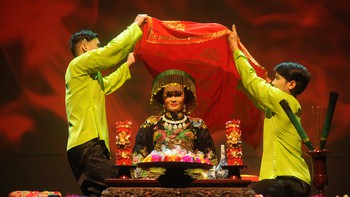 Khách ngoại “lên đồng” cùng Tứ Phủ