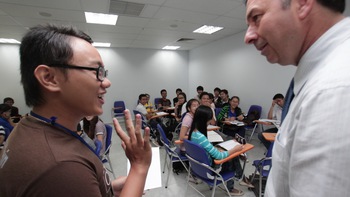 Cuộc đụng độ “tiêu chuẩn vàng” và “bản sắc văn hóa”