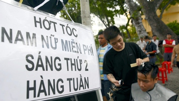“Hớt tóc miễn phí đây bà con ơi!”