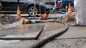 Thất thoát nước sạch cao, sao dân phải trả?