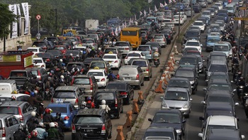 Kẹt giữa dòng xe Jakarta