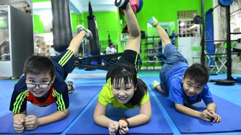 Trẻ học giảm cân