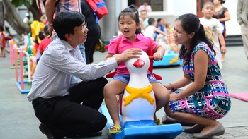 Đàn ông nấu cơm, chăm con: Còn ngạc nhiên, còn bất bình đẳng