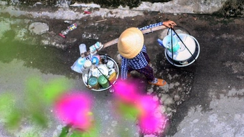 Có tiếng rao nghe sao lạc lõng giữa phố chiều lao xao