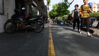 Nên thu phí vỉa hè ra sao?