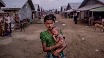 Hai “bóng ma“ ở Myanmar