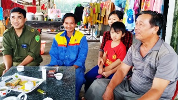 Xả thân giữa dòng lũ cứu người