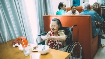 Tinh thần bô lão: Sống phận mình