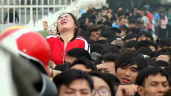 Vé xem bóng đá và nỗi xấu hổ 