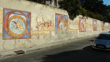 Carcassonne - Đọc lịch sử trên tường thành