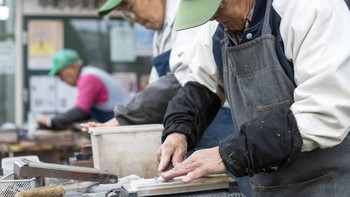 Người cao tuổi tham gia lao động: Chuyện của Nhật Bản khác gì chuyện của Việt Nam?
