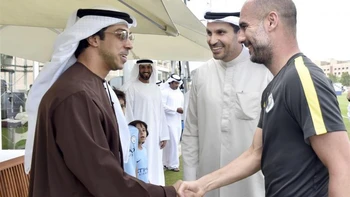 TỈ phú Sheikh Mansour, hãy đến V-League!