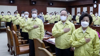 Không để trí não rơi vào tay virus corona