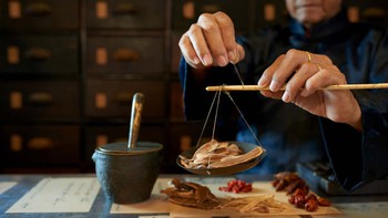 Vì sao Trung Quốc ráo riết pháp điển hóa y học cổ truyền?