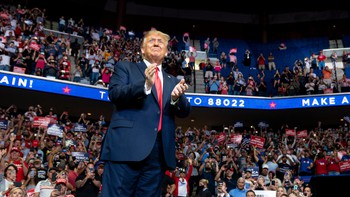 Ông Trump tìm kiếm nhiệm kỳ thứ hai: Lưỡng đầu thọ địch