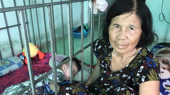 “Cũng may có nghề bán vé số”