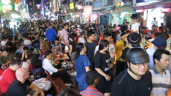 Mong phố Tây có khách… tây