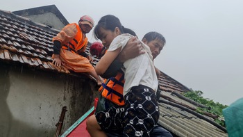 Đội thuyền nghĩa hiệp trong vùng lũ