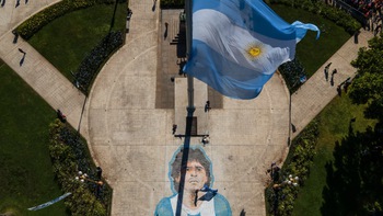 Maradona & những cuộc tranh cãi không hồi kết