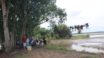 Drone - chim sắt trên cánh đồng Việt