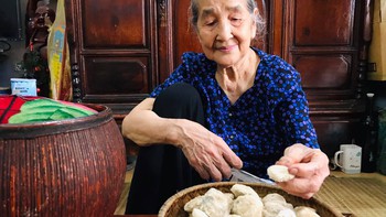 Những cô hàng rượu nếp Phú Thượng