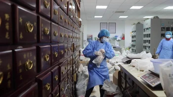Trung Quốc điều trị covid-19: Từ bệnh viện dã chiến đông y tới phác đồ điều trị đông y