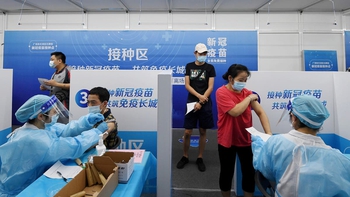 Chính sách tiêm vaccine ở Trung Quốc: “Củ cà rốt” đã chuyển thành “cây gậy”