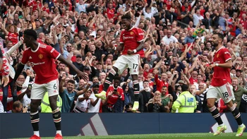Làng bóng đá lại ngước nhìn Premier League