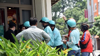 Khoảng lặng giữa hai tiếng bom