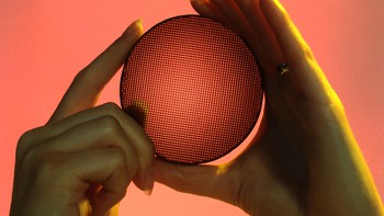 Nobel Hóa học 2021: Đi tìm hòn đá phù thủy từ tự nhiên
