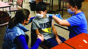 Tiêm vaccine COVID-19 cho trẻ em: Chủ đề gây tranh cãi