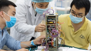 Về "Cuộc lệch giờ trăm năm"