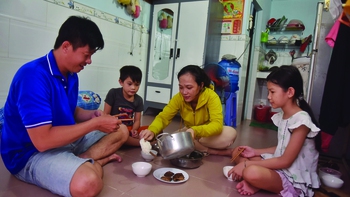 Họ đang phải ăn mì gói nhiều hơn và tiêu hết tiền tiết kiệm