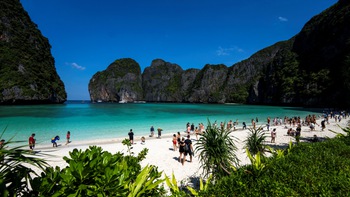 Du lịch bùng nổ với những rào cản