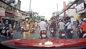 Tài xế tốt bụng cứu người gặp nạn giữa đường