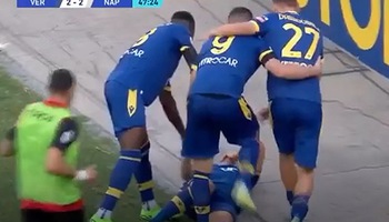 Ăn mừng bàn thắng, cầu thủ 'lỡ tay' khiến đồng đội dập môi