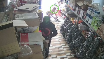 Chủ tiệm ngơ ngác nhìn thanh niên dùng 'túi thần kỳ' trộm đồ
