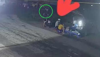 Người đàn ông ngơ ngác vì bị trộm xe máy ngay sau lưng không hay biết