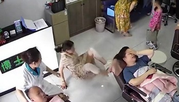 Người phụ nữ ngã dập mông xuống nền nhà vì bị lấy ghế không hay biết