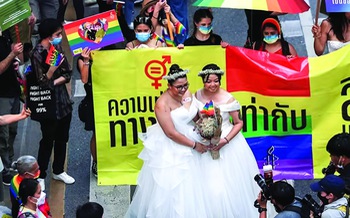 Thái Lan chờ kinh tế hồng và đám cưới cầu vồng