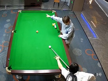 Cô gái ngơ ngác khi đối thủ lượm 4 siêu phẩm bida 'rùa' một cách khó tin