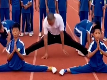 Thầy giáo khốn khổ khi dạy trò học võ