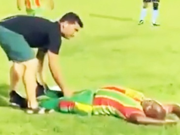 Cầu thủ tự vấp chân chấn thương sau khi vào sân 3 giây