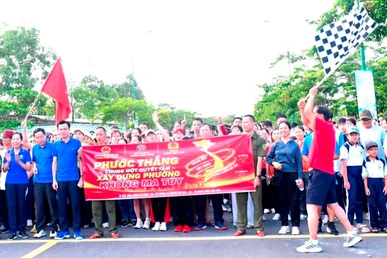 Hơn 3.000 người đi bộ gây quỹ “Vì người nghèo”