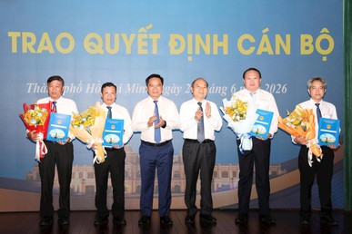 Chủ tịch UBND TP.HCM trao quyết định bổ nhiệm giám đốc sở và cán bộ