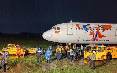 Vì sao cần hơn 18 tiếng giải cứu máy bay Vietjet trượt đường băng?