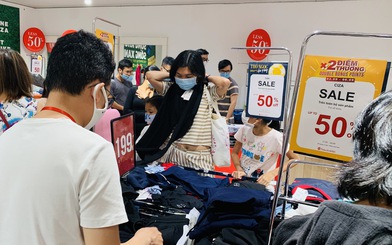 TP.HCM: Người dân đổ xô mua sắm, 'mừng Quốc khánh sale thả phanh'