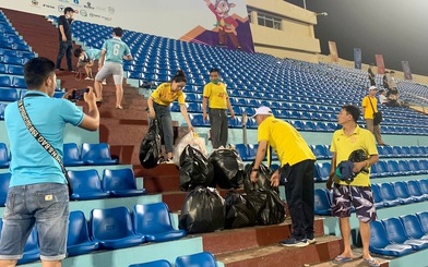 Người hâm mộ dọn sạch rác trên sân Thiên Trường sau các trận đấu