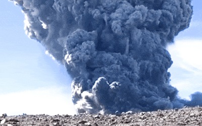Núi lửa phun trào khiến 11 nhà leo núi thiệt mạng ở Indonesia