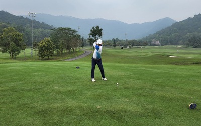 Làm sao tránh chấn thương vai, ngực khi chơi golf?